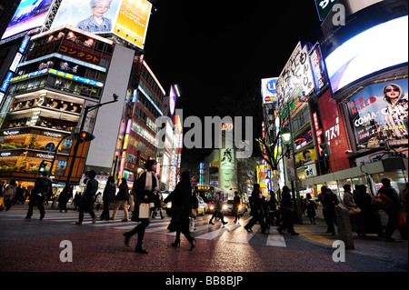 Kreuzung am Bahnhof Shibuya in Tokio, Japan, Asien Stockfoto