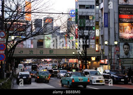 Straße am Bahnhof Shibuya in Tokio, Japan Stockfoto