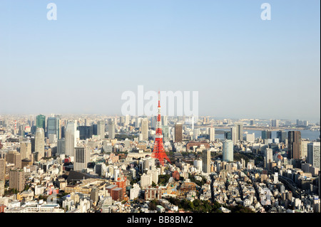 Blick über Tokyo von der Aussichtsplattform des Roppongi Hills mit Tokyo Tower und die Rainbow Bridge, Tokyo, Japan Stockfoto