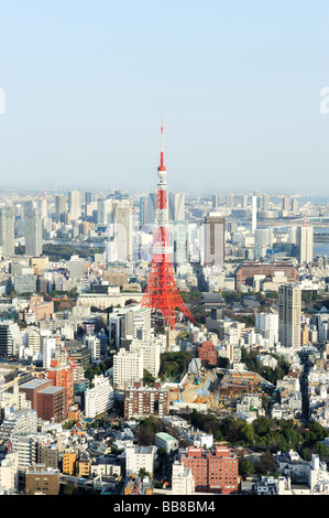 Blick über Tokyo von der Aussichtsplattform des Roppongi Hills mit Tokyo Tower und die Rainbow Bridge, Tokyo, Japan Stockfoto