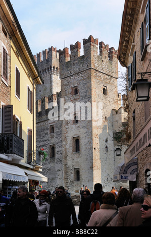 Kleine Gasse in der Altstadt von Sirmione mit Blick auf einen Teil der Stadt Mauer, Gardasee, Italien, Europa Stockfoto