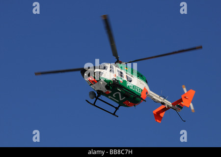 Polizei-Hubschrauber im Flug vor blauem Himmel Stockfoto