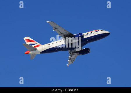 Verkehrsflugzeuge, British Airways Airbus A319, Klettern vor blauem Himmel Stockfoto