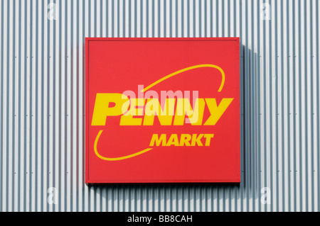 Zeichen, Penny Market auf Fassade aus Wellblech Stockfoto