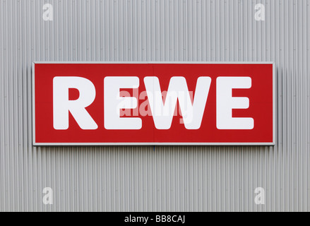 REWE singen auf Fassade aus Wellblech Stockfoto