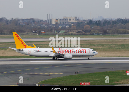 Pegasus Boeing 737-800 am Start-und Landebahn, flypgs.com, Turkish Airlines, Flughafen Düsseldorf International, North Rhine-Westphalia, G Stockfoto