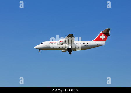 Swiss Air Flugzeug Swiss Avro Regional Jet RJ100 schwingt sich seine Fahrwerk Stockfoto