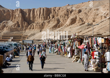 Basar mit Touristen vor Totentempel der Hatschepsut, West Theben, Luxor, Ägypten, Afrika Stockfoto