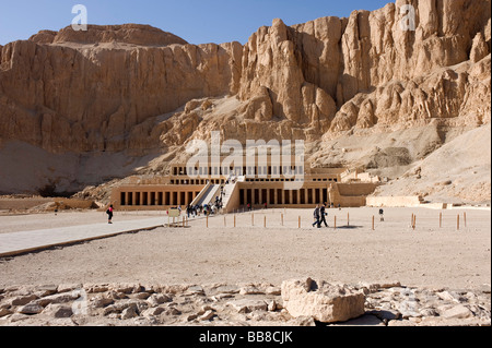 Totentempel der Hatschepsut vor großen Felswand, West-Theben, Luxor, Ägypten, Afrika Stockfoto