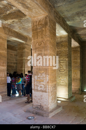 Touristen in Stein Tempel von Ed-Derr in der Nähe von Nasser-See, Ägypten, Afrika Stockfoto