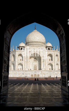 Das Taj Mahal umrahmt von einem islamischen Stil Torbogen in der Moschee. Agra, Indien Stockfoto