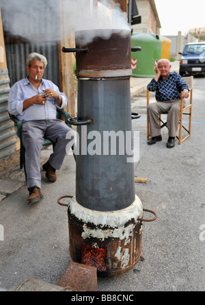 Rösten Kastanien direkt neben der Straße, Sizilien, Italien Stockfoto