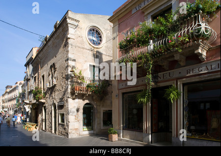 Alte Häuser in der Straße Corso Umberto, Taormina, Sizilien, Italien Stockfoto