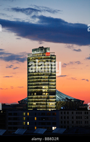 DB Tower, Sitz der Deutschen Bahn und Sony Center, roten Abendhimmel, Berlin, Deutschland Stockfoto