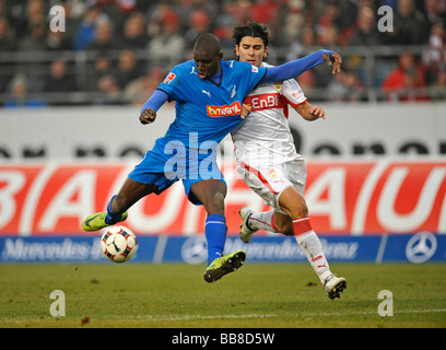 Duell mit einem Schuss auf das Tor, Demba Ba, links, TSG 1899 Hoffenheim, gegen Nationalspieler Serdar Tasci, VfB Stuttgart, rechts Stockfoto