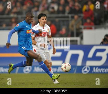 Duell mit einem Schuss auf das Tor, Demba Ba, links, TSG 1899 Hoffenheim, gegen Nationalspieler Serdar Tasci, VfB Stuttgart, rechts Stockfoto