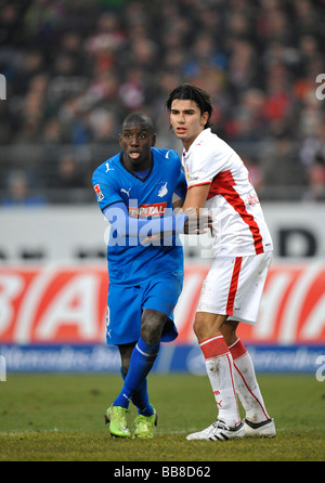 Demba Ba, TSG 1899 Hoffenheim, links, und Serdar Tasci, VfB Stuttgart, Recht, warten auf einem Eckball Stockfoto