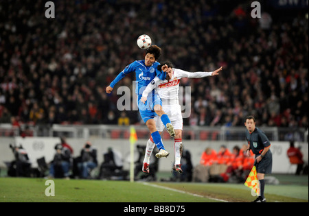 Tackle, Roberto HILBERT, VfB Stuttgart auf der rechten Seite, gegen Kim DONG-JIN, St. Petersburg, auf der linken Seite Stockfoto