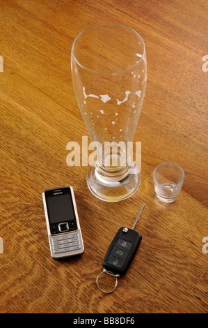 Leere Glas Weißbier, Autoschlüssel, symbolische von Trunkenheit am Steuer Stockfoto