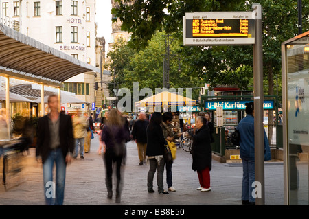 Fußgänger am Kurfürstendamm Allee, Berlin, Deutschland, Europa Stockfoto