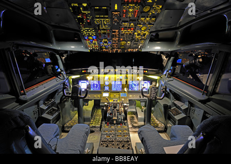 Blick auf das Cockpit einer Boeing 737-700 in einem Flugsimulator von der Firma Wulff/Zellner GbR, Berlin, Deutschland Stockfoto