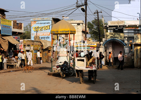 Straßenszene in der Stadt von Mandawa, Shekhawati Region, Rajasthan, Nord-Indien, Südasien Stockfoto