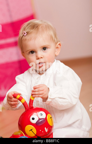 Junge Mädchen, 1 Jahr alt, spielen Stockfoto