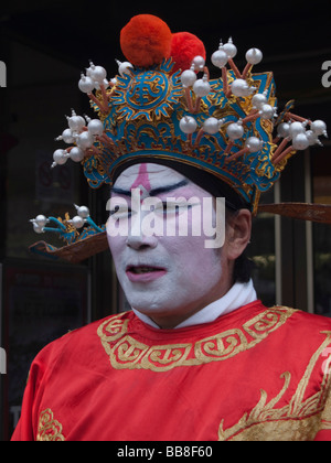 Chinesischer Mann tragen traditionelle Kleidung und Make-up, Frühling Festival, Paris, Frankreich, Europa Stockfoto