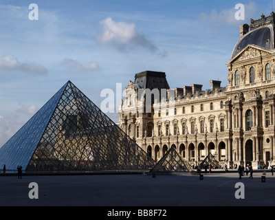 Louvre Museum und Pyramide, Paris, Frankreich, Europa Stockfoto