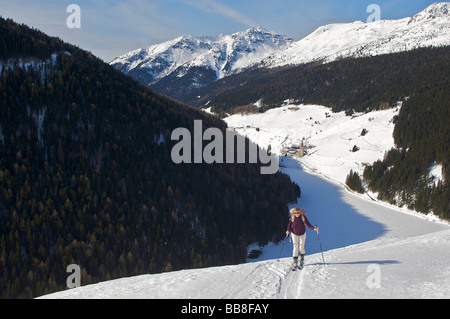 Frau auf einer Skitour in der Nähe von Valdurna, Durnholz, Sarntal, Südtirol, Italien, Europa Stockfoto