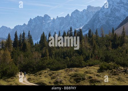Mountainbike-Fahrer, männlich und weiblich zwischen Karwendelhaus, alpine Clubhouse und Kleiner Ahornboden Forstrevier, Hinterri Stockfoto