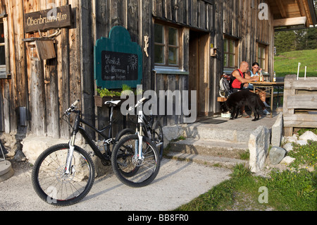 Montainbike-Fahrer, Damen und Herren, die eine Pause über der Oberbrunner Alm bei Scharnitz, Tirol, Österreich, Euro machen Stockfoto