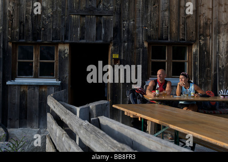 Montainbike-Fahrer, Damen und Herren, die eine Pause über der Oberbrunner Alm bei Scharnitz, Tirol, Österreich, Euro machen Stockfoto