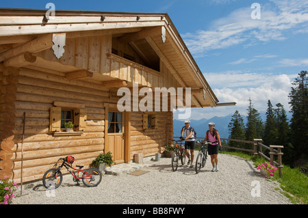 Männliche und weibliche Mountainbike-Fahrer auf der Wallgauer Alm alpine Weide, Wallgau, Upper Bavaria, Bayern, Deutschland, Europa Stockfoto