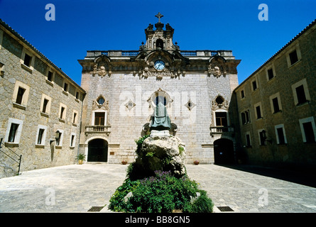 Historischen Santuari de Lluc Kloster, Klosterhof und die Fassade der Kirche, die Serra de Tramuntana-Gebirge, Mallorca, Balea Stockfoto