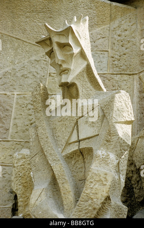 Christus mit Dornenkrone, moderne Steinskulptur der Fassade von der Leidenschaft, Kathedrale La Sagrada Familia, Barcelona, Ca Stockfoto