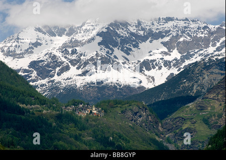 Bergdorf in den Schweizer Alpen in der Nähe von St. Moritz, Schweiz Stockfoto