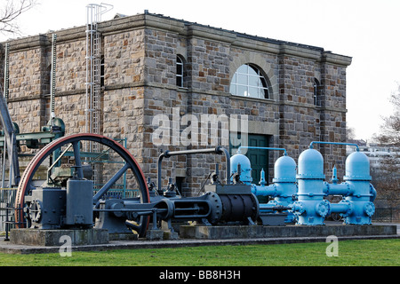 Historischen Twin Kolbenpumpen vor der Wasserkraft Werk Kahlenberg, Mülheim an der Ruhr, Nordrhein-Westfalen, Deutschland, Stockfoto