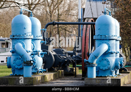 Twin-Kolbenpumpen einer historischen Dampflok verwendet für die Förderung von Trinkwasser, zeigen vor der Wasserkraft-pla Stockfoto