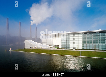 VW KonzernForum, VW Konzernforum Gebäude und alte VW Kraftwerk am Mittellandkanal, Autostadt, Wolfsburg, Niedersachsen, Deutschland, Eu Stockfoto