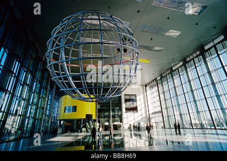 Eingangshalle mit Aluminium Globe, VW KonzernForum, VW Konzernforum, Autostadt, Wolfsburg, Niedersachsen, Deutschland, Europa Stockfoto