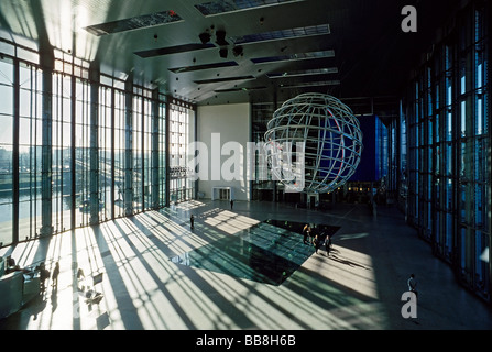 Eingangshalle mit Aluminium Globe, VW KonzernForum, VW Konzernforum, Autostadt, Wolfsburg, Niedersachsen, Deutschland, Europa Stockfoto