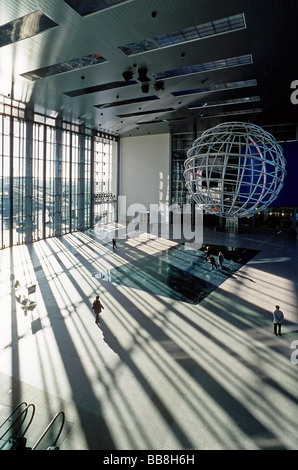 Eingangshalle mit Aluminium Globe, VW KonzernForum, VW Konzernforum, Autostadt, Wolfsburg, Niedersachsen, Deutschland, Europa Stockfoto