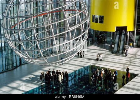 Besuchern stehen unter Aluminium Globus, Eingangshalle, VW KonzernForum, VW Konzernforum, Autostadt, Wolfsburg, Niedersachsen, Deutschland Stockfoto