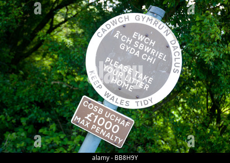 Halten Sie ordentlich Wales Schild am Straßenrand auf Englisch und Walisisch (Cymraeg) Bitte nehmen Sie Ihren Abfall nach Hause Ewch a'ch Sbwriel Gyda chi Stockfoto