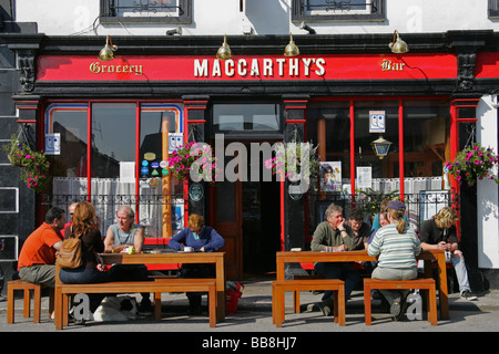 MacCarthy's, Irish Pub, Outdoor, Leute, Castletown, Cork, Irland Stockfoto