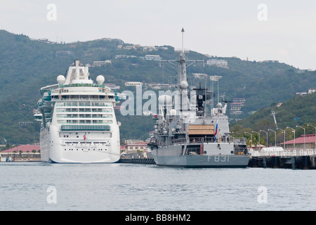 Niederländische Fregatte Hr Ms VAN AMSTEL und Kreuzfahrtschiff SERENADE OF THE SEAS besuchen Charlotte Amalie Stockfoto