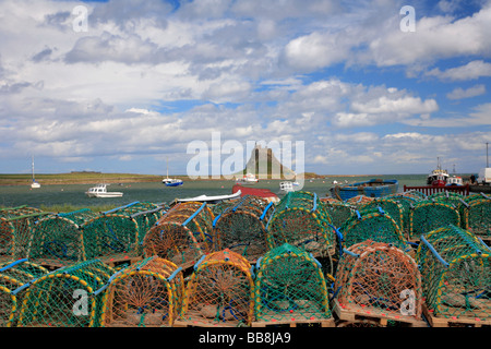 Hummer und Krabben fischen Töpfe im Hafen Lindisfarne Castle heilige Insel Lindisfarne Northumberland Nordküste England UK Stockfoto