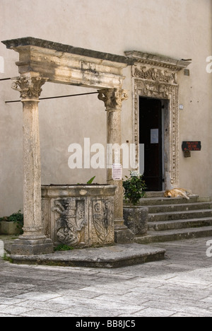 Auch im Innenhof der Fortezza Orsini, Orsini Festung oder Schloss in Pitigliano befindet sich das Museo Civico Archeologico Stockfoto