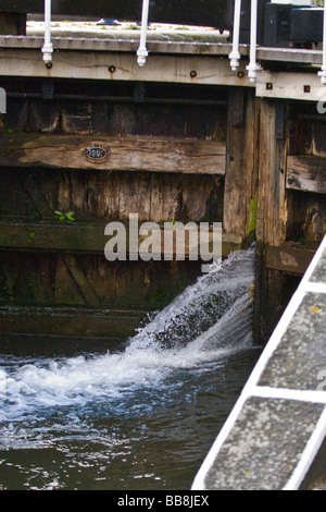 Regents Canal Hampstead Road Lock up in der Nähe von Schleusentoren mit Wasser sprudeln durch knacken Stockfoto